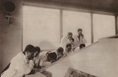 Paris: Pendant une operation, dans un hopital moderne; Operação vista de cima num hospital (fotografia a preto e branco) de Henri Manuel