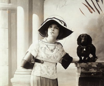 Retrato do ator francês Pierre Frondaie, no papel teatral de Michelle. de Henri Manuel
