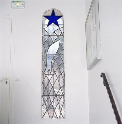 Vitral representando um peixe apanhado numa rede sob a Estrela da Salvação, a partir das escadas que conduzem à Capela do Rosário de Henri Matisse