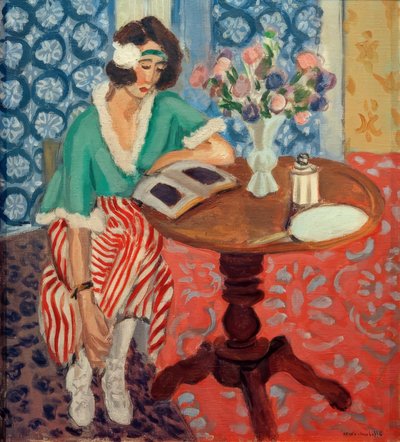 Mulher a ler numa mesa ((de vestido às riscas verdes e vermelhas) de Henri Matisse