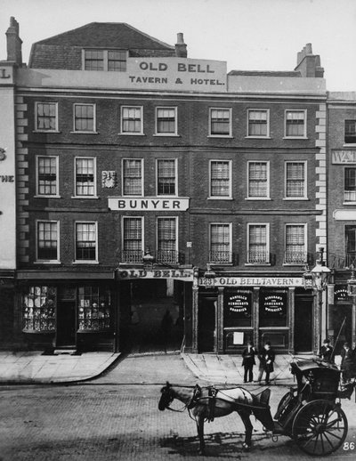 O Old Bell Inn, em High Holborn, c.1884 de Henry Dixon