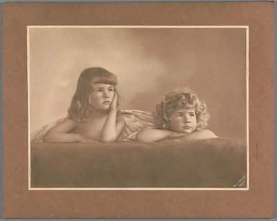 Retrato de Agnes Renée e Irène Heloïse Pauw van Wieldrecht, filhas do fotógrafo, numa pose emprestada do putti sobre a Madona Sistina de Rafael (Dresden, Galerie Alte Meister) de Henry Pauw van Wieldrecht