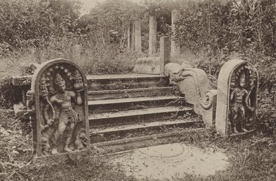 Cidades arruinadas do Ceilão: Moonstone, Guardstones e Steps (foto p/b) de Henry W. Cave