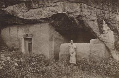 Cidades arruinadas do Ceilão: Restos de Habitações Rochosas em Mihintale (foto a p/b) de Henry W. Cave