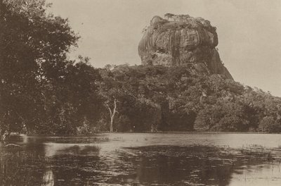 Cidades em ruínas do Ceilão: Sigiri (foto p/b) de Henry W. Cave