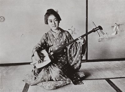 Uma gueixa tocando o Samisen (foto a p/b) de Herbert Ponting