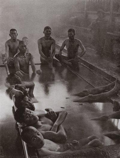 Um banho público em Kanawa (foto a p/b) de Herbert Ponting