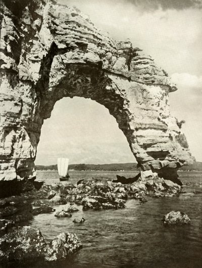 Um arco desgastado pelo mar em Matsushima, 1910. de Herbert Ponting
