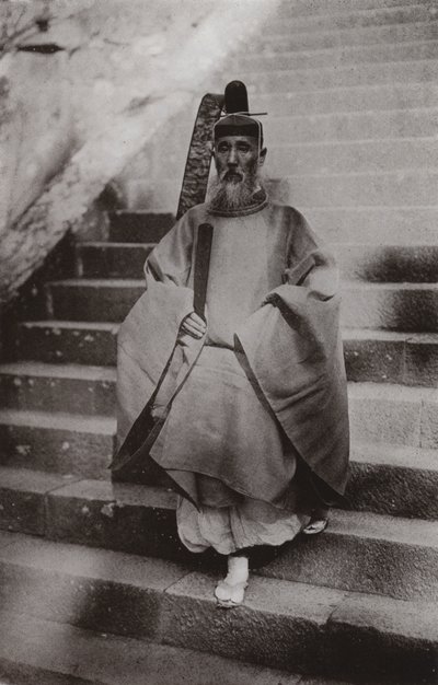 Um sacerdote xintoísta (foto a p/b) de Herbert Ponting