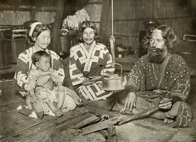 Ainu Man and Women at Home, 1910. de Herbert Ponting