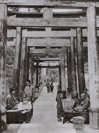 Uma Avenida da Torii no Templo Inari (foto a p/b) de Herbert Ponting