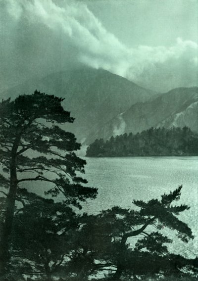 Tempestade que se aproxima no Lago Motosu, 1910. de Herbert Ponting
