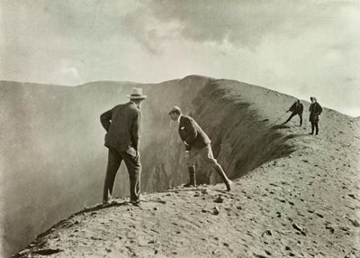 No Craters Brink, Asama-Yama, 1910. de Herbert Ponting