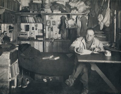 Capitão Scott Redigindo Seu Diário na Cabana de Cape Evans, c1911, 1914. de Herbert Ponting