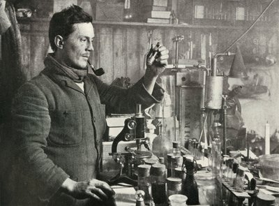 Dr. Atkinson em seu laboratório, 15 de setembro de 1911, 1913 de Herbert Ponting