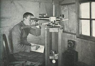 Dr. Simpson no Magnetômetro Unifilar, 1911, 1913 de Herbert Ponting