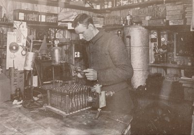 Dr. Simpson em seu laboratório, 21 de dezembro de 1911, 1913 de Herbert Ponting