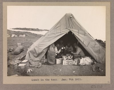 Quatro membros da expedição a almoçar numa tenda de Herbert Ponting