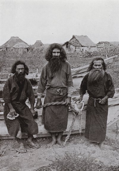 Happukonno, o Caçador (no centro), e dois Pescadores Ainu (foto a p/b) de Herbert Ponting