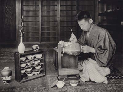 Japão na década de 1920: Pintura de porcelana (foto a p/b) de Herbert Ponting