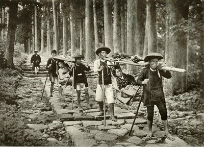 Senhoras japonesas que vão aos santuários, Nikko, 1910. de Herbert Ponting
