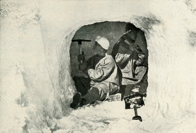 Lieut. Evans e Nelson cortando uma caverna para armazenamento a frio, 12 de janeiro de 1911, 1913 de Herbert Ponting