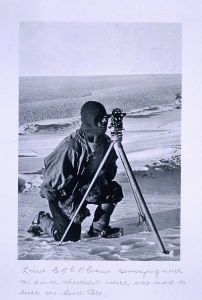 Tenente Evans inspecionando com o teodolito de 4 polegadas usado para localizar o Pólo Sul, da &39;Última Expedição de Scott&39; de Herbert Ponting