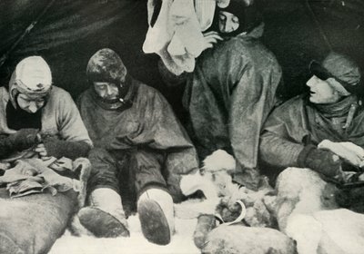 Membros do Partido Polar Entrando nos Sacos de Dormir, c1911, 1913. de Herbert Ponting