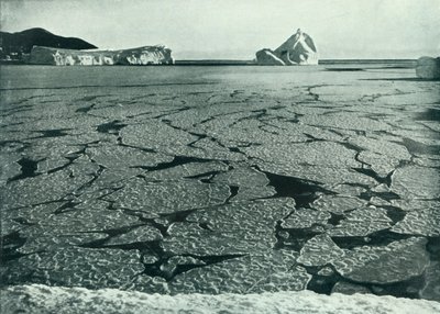 Gelo da panqueca que forma em floes fora do cabo Evans, c19101913, 1913. de Herbert Ponting