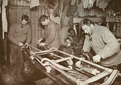 Preparando trenós para a viagem polar Crean, Forde, Lashly, PO Evans, c1911, 1913. de Herbert Ponting