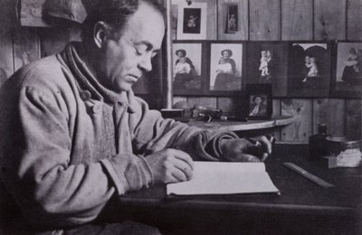 "Scott escreveu, planeou e calculou na sua pequena mesa" (foto a p/b) de Herbert Ponting