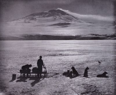 Cães e marretas, com o Monte Erebus ao fundo (foto a p/b) de Herbert Ponting