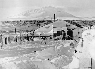 A cabana depois do inverno, c1911, 1913 de Herbert Ponting