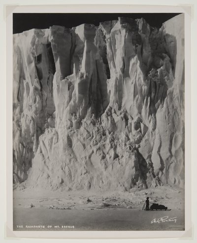As muralhas do Monte. Erebus, (impressão de brometo) de Herbert Ponting