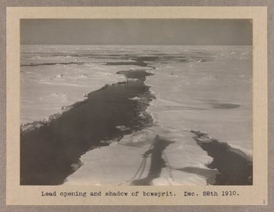 O Terra Nova (1884) aguentou-se no bloco de gelo de Herbert Ponting