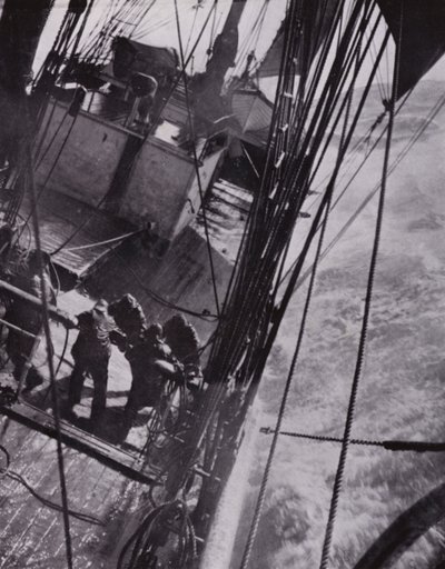 "O navio é pesado e tenso e armado como uma rolha" (foto a p/b) de Herbert Ponting