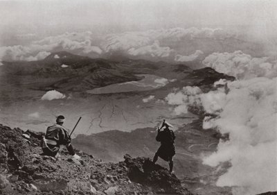 Duas milhas acima das nuvens, lago "Three-Days-Moon" da Cúpula de Fuji (foto a p/b) de Herbert Ponting