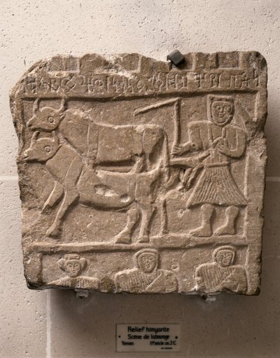ARTE HIMYARITE: Relevo com cena de trabalho. Iémen, séc. II a.C. (pedra) de Himyarite