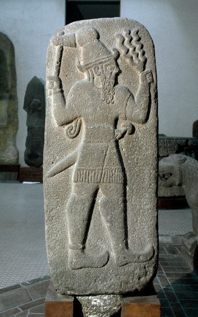 Civilização hitita: estela em basalto do deus da Tempestade. Império neo hittita. Século IX AC. da Babilónia. Dim. 141 cm Museu Arqueológico de Istambul. de Hittite