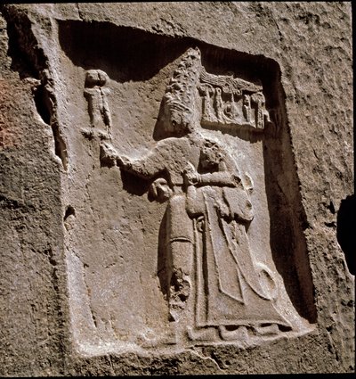 O Rei Tudhaliya protege por um divinita (Relevo baixo. por volta de 1250-1220 AC) de Hittite