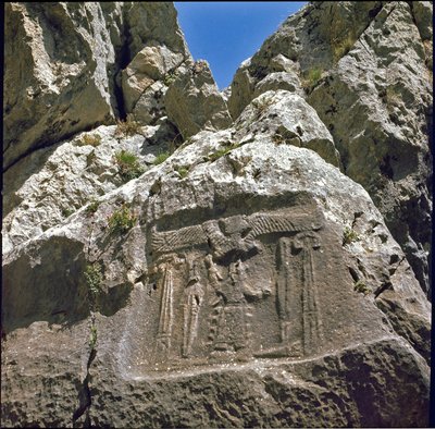 Baixo relevo com um personagem sob uma criatura ailee. por volta de 1250-1220 AC. de Hittite