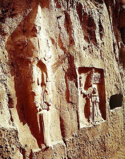 O deus da espada e Tudhaliya IV abraçados por um deus de Hittite