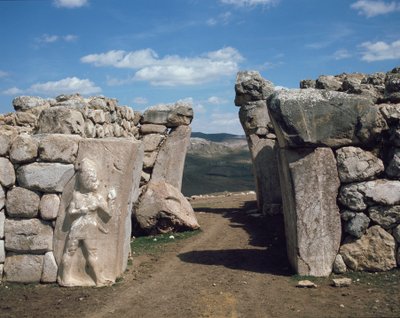 O portão do Rei, com um relevo inferior à esquerda representando o deus da guerra. de Hittite Hittite