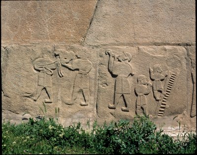 Vista da base dos relevos da Porta da Esfinge de Hittite Hittite