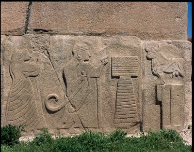 Vista da base dos relevos da Porta da Esfinge de Hittite Hittite
