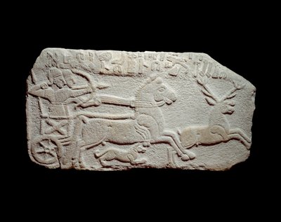 Alívio da caçada: Rei hitita Maradas num tanque a perseguir um veado como os reis da Assíria. Neo - Período hitita, por volta de 1050 - 900 AC. Da Anatólia. Paris, Musee Du Louvre de Hittite Late