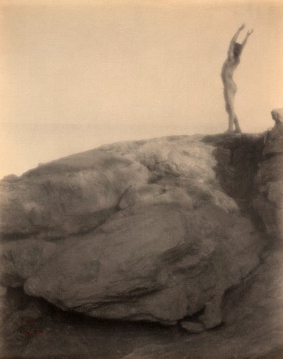 Rapaz em Rocky Landscape por F. Holland Day de Holland Fred Day
