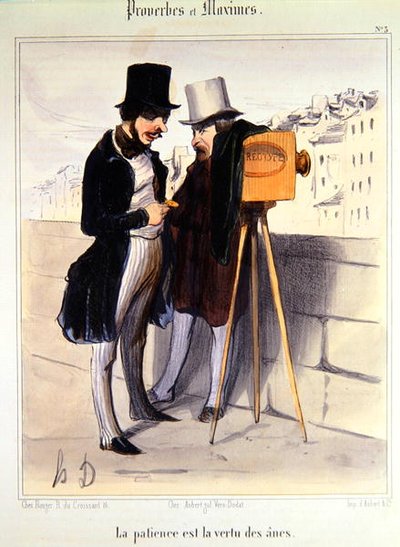 Desenho animado ridicularizando o tempo necessário para tirar uma foto do tipo daguerro, c.1840 (cor litho) de Honoré Daumier