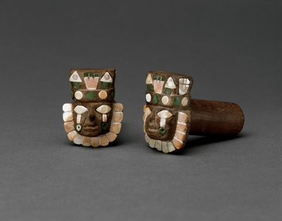 Par de Tampões de Ouvido com Cabeças Humanas, Middle Horizon, 600-1000 (madeira com incrustações de pedra e casca) de Huari Culture Huari Culture