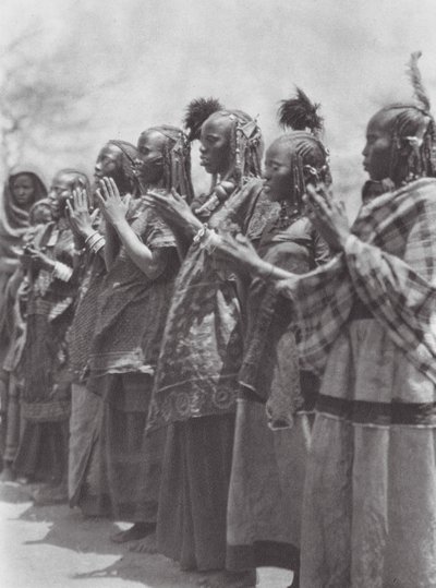África: Mulheres de Aulad Hamid a bater palmas durante uma dança (fotografia a preto e branco) de Hugo Adolf Bernatzik